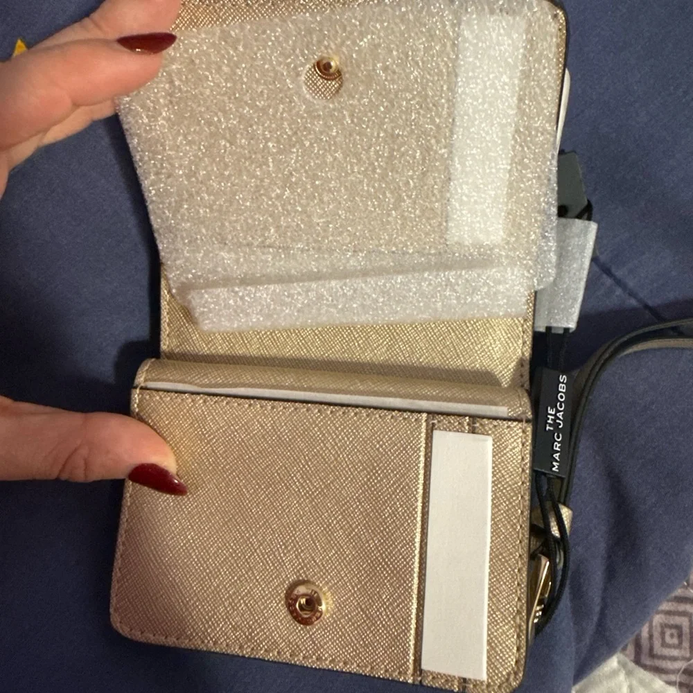Marc Jacobs Silver & Gold Mini 'The Snapshot' Compact Wallet NWT - Picture 5 of 6